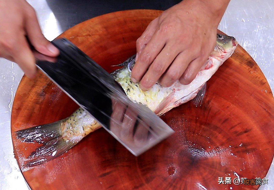 酸辣鱼怎么做好吃又简单的做法 教你做法和诀窍，酸爽开胃，鲜嫩滑口