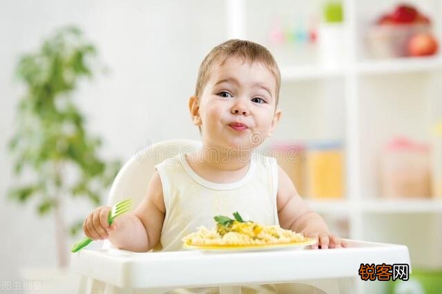 2岁孩子吃播上热搜,如何看待父母花式“啃娃”？