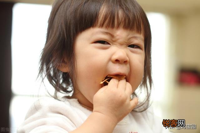 小孩吃饭总是含饭,不吞,有什么影响,怎么办？