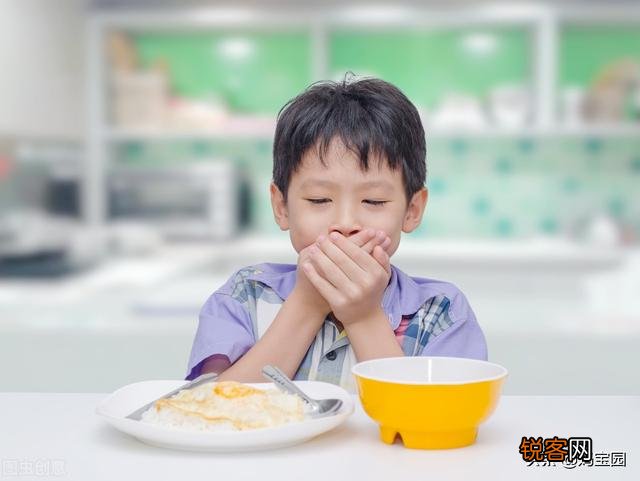 小孩吃饭总是含饭,不吞,有什么影响,怎么办？
