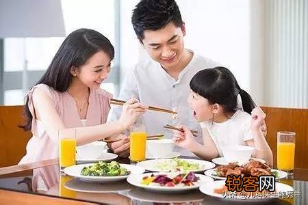 小孩吃饭总是含饭,不吞,有什么影响,怎么办？