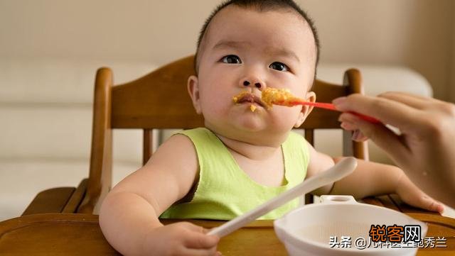 小孩吃饭总是含饭,不吞,有什么影响,怎么办？