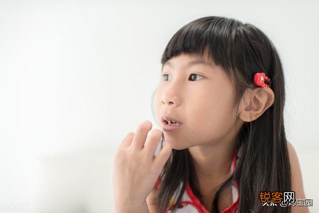 小孩吃饭总是含饭,不吞,有什么影响,怎么办？
