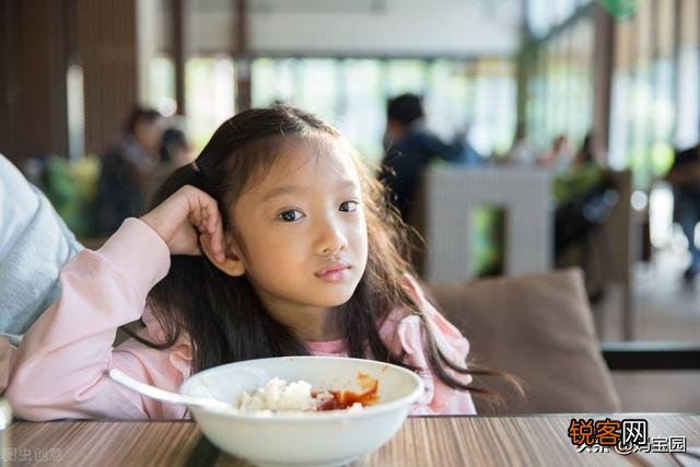 小孩吃饭总是含饭,不吞,有什么影响,怎么办？