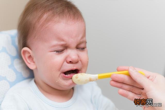 小孩吃饭总是含饭,不吞,有什么影响,怎么办？