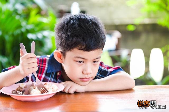 小孩吃饭总是含饭,不吞,有什么影响,怎么办？