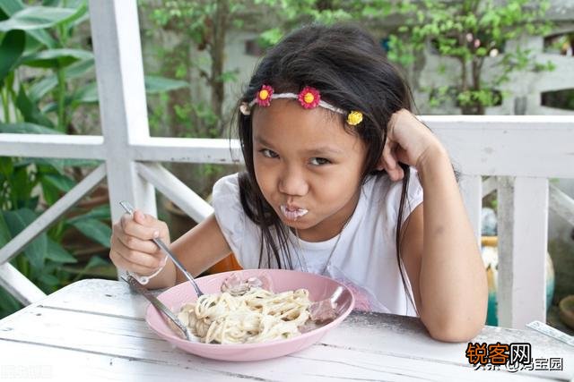 小孩吃饭总是含饭,不吞,有什么影响,怎么办？