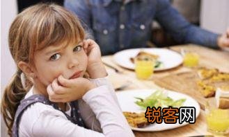 孩子2岁了,特别喜欢吃零食酸奶水果,就是不肯吃饭,怎么办？