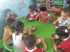 3岁孩子还不会自己吃饭,老人说到幼儿园就自然会自己吃了,是真的吗？