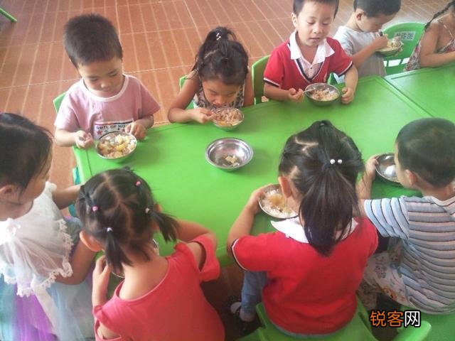 3岁孩子还不会自己吃饭,老人说到幼儿园就自然会自己吃了,是真的吗？