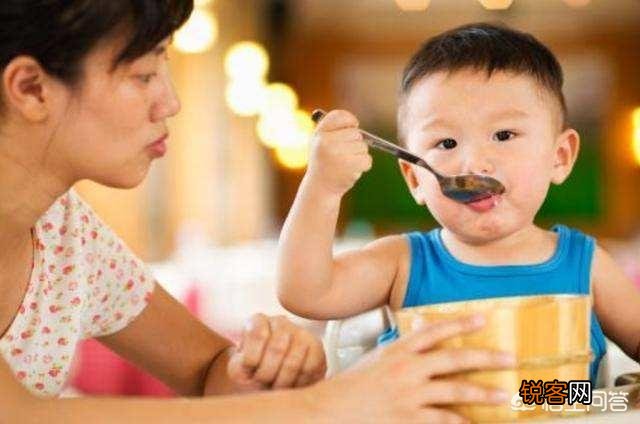 四岁的孩子总是不自己吃饭,全要喂怎么办？