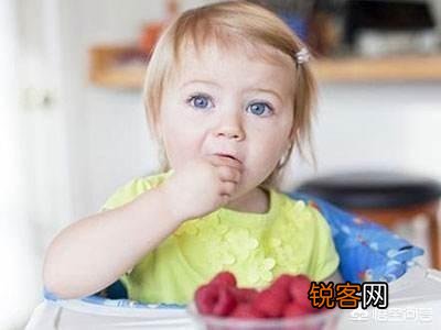 孩子吃东西时婆婆总会先吃一口,该怎么办？