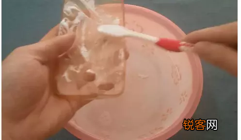 手机壳发黄了怎么办 轻松清洗小妙招