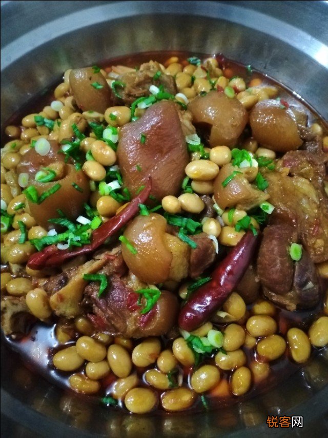 黄豆焖猪蹄怎么做最好吃 地道的家常做法