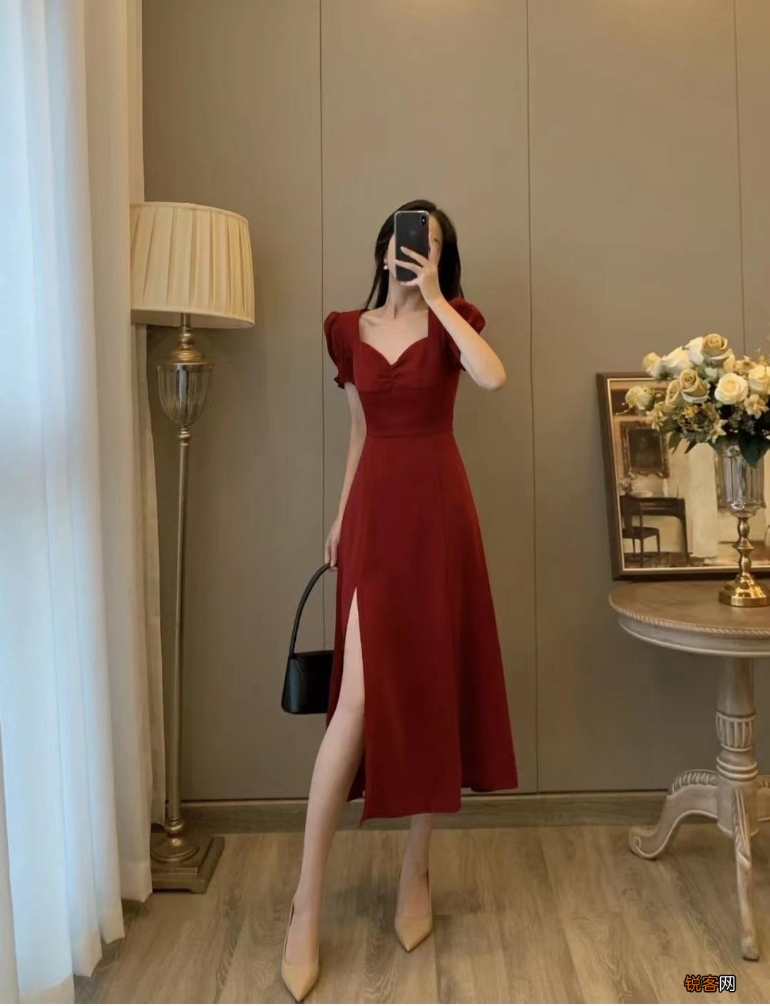 红色连衣裙怎么搭配时尚又气质 搭配什么颜色的鞋子和包包好看