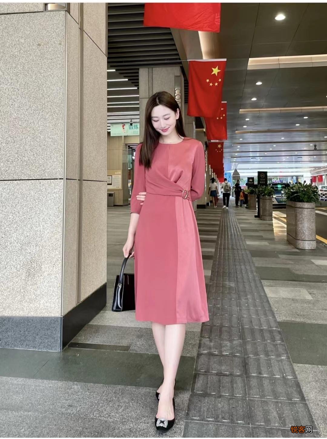 红色连衣裙怎么搭配时尚又气质 搭配什么颜色的鞋子和包包好看