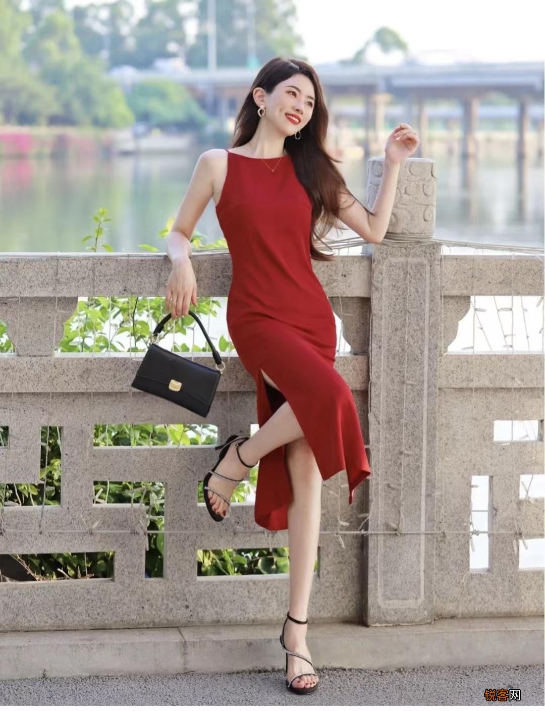 红色连衣裙怎么搭配时尚又气质 搭配什么颜色的鞋子和包包好看
