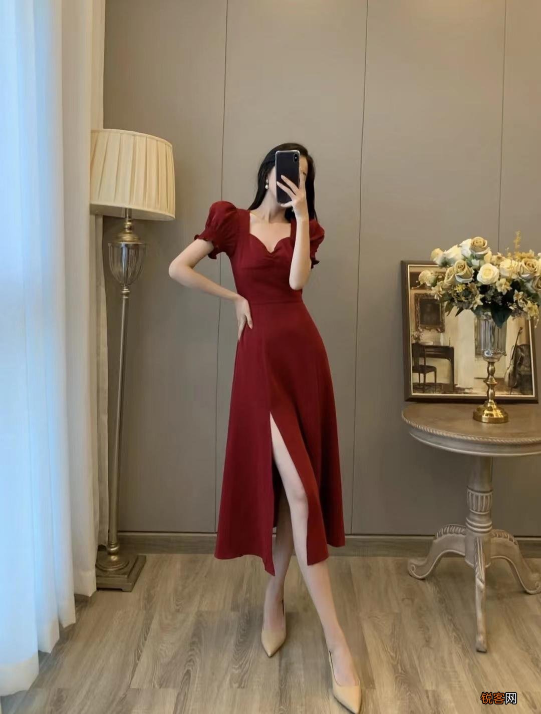 红色连衣裙怎么搭配时尚又气质 搭配什么颜色的鞋子和包包好看