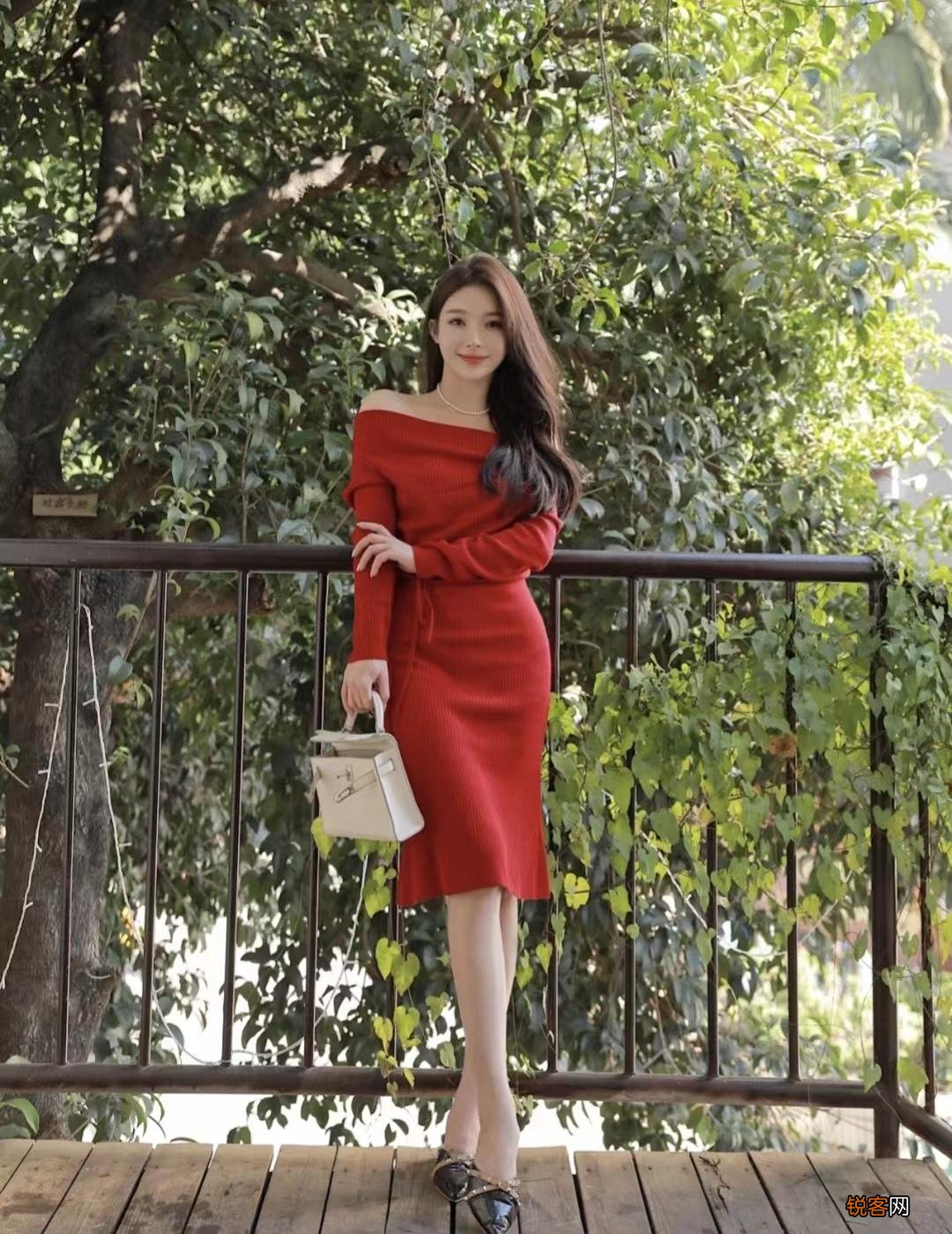 红色连衣裙怎么搭配时尚又气质 搭配什么颜色的鞋子和包包好看