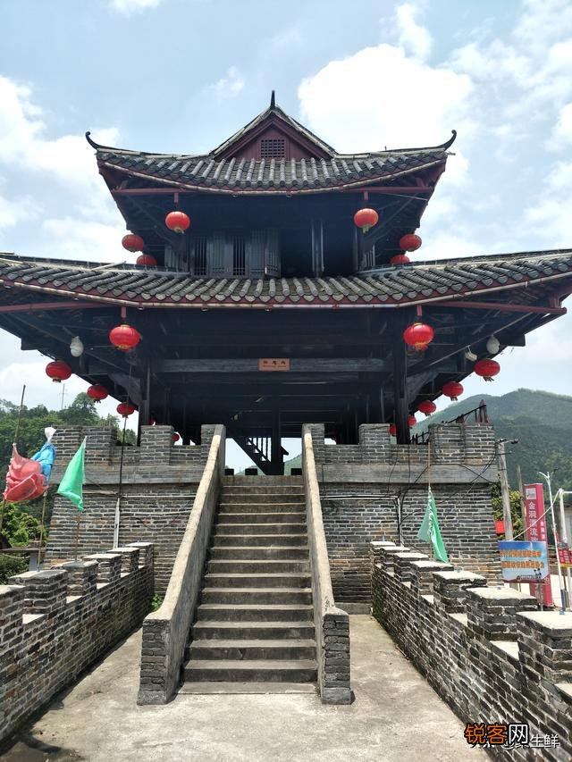 想出去旅游,哪里比较好玩？