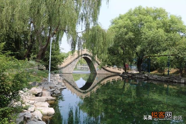 想出去旅游,哪里比较好玩？