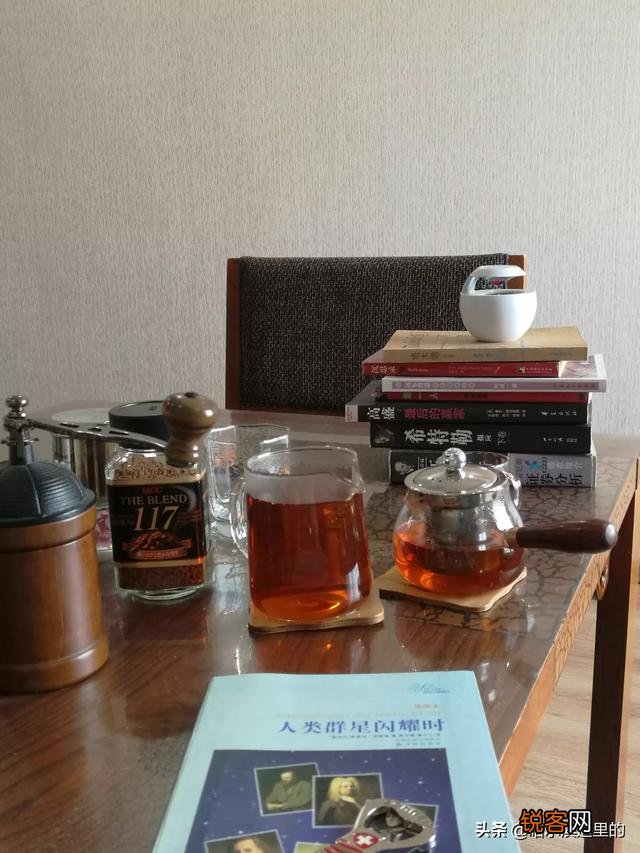 想买咖啡送人,对方爱喝咖啡懂咖啡。喝过拿铁,蓝山和卡布奇诺。请问选择什么牌子的咖啡比较好？