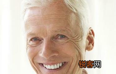 老人这样做 80岁也有一口好牙