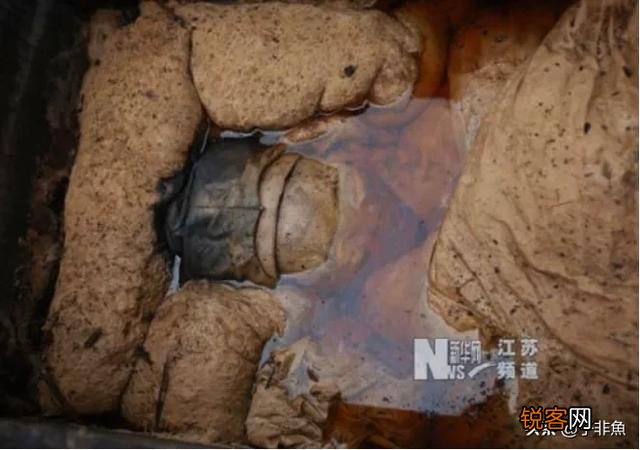 像辛追夫人这类古尸,看出土的照片明明很恐怖。为什么很多报道都说「栩栩如生」?
