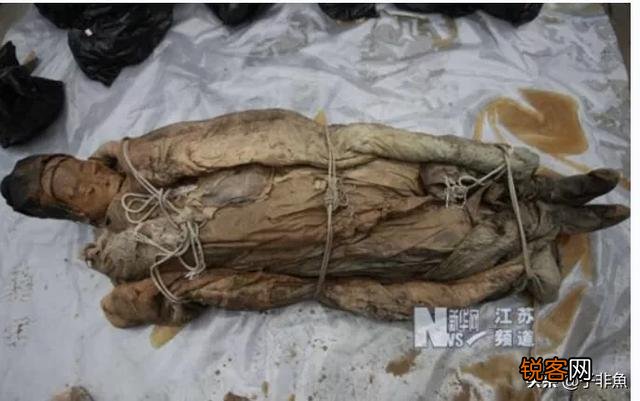 像辛追夫人这类古尸,看出土的照片明明很恐怖。为什么很多报道都说「栩栩如生」?