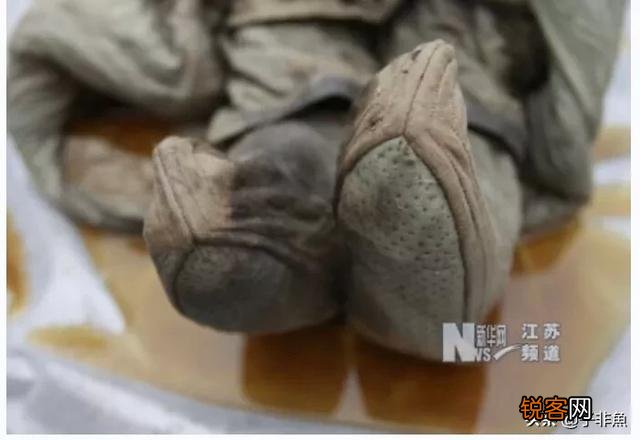 像辛追夫人这类古尸,看出土的照片明明很恐怖。为什么很多报道都说「栩栩如生」?