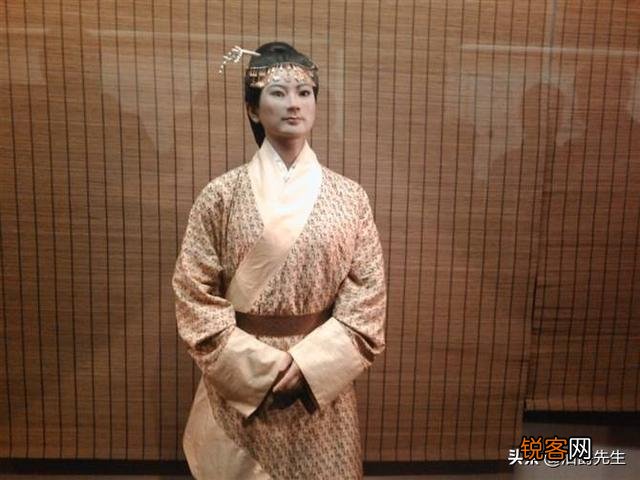 像辛追夫人这类古尸,看出土的照片明明很恐怖。为什么很多报道都说「栩栩如生」？