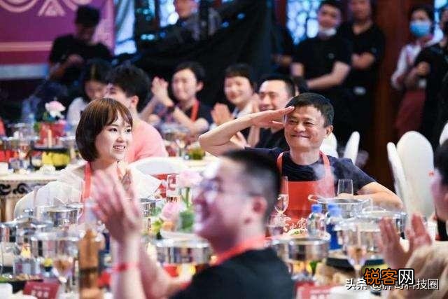 为什么马云已经卸任了,还能代表阿里巴巴？