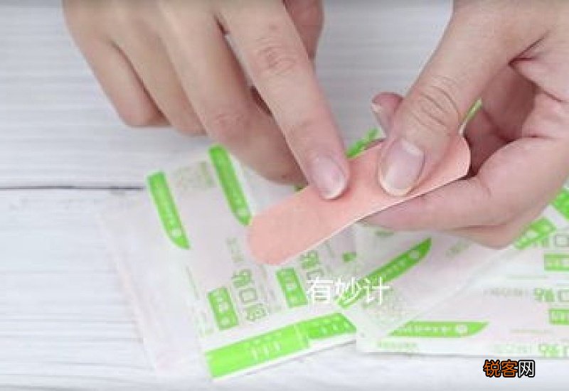 贴了创可贴后撕下来全是胶怎么办