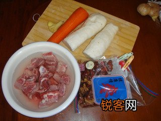 胡萝卜山药排骨汤的做法