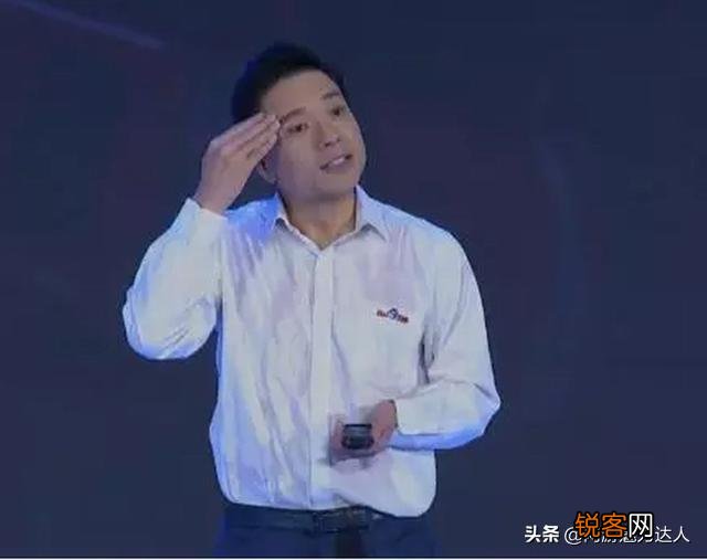 李彦宏脾气真好,如果你被人当面泼水,你能做到这么淡定吗?