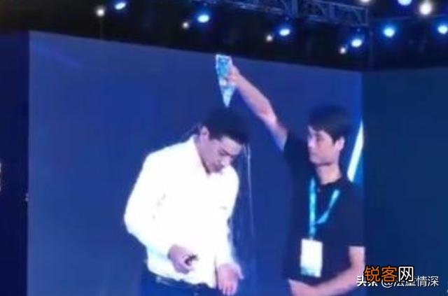 李彦宏脾气真好,如果你被人当面泼水,你能做到这么淡定吗?