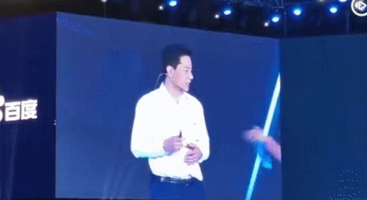 李彦宏脾气真好,如果你被人当面泼水,你能做到这么淡定吗?