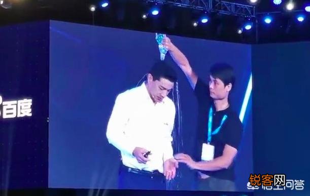 李彦宏被泼水,谁会被解雇？