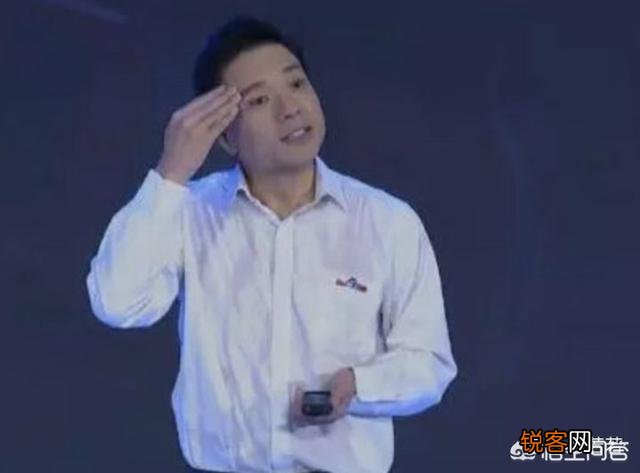 李彦宏在百度AI开发者大会上,在演讲中遭遇观众往头上浇水,你怎么看？
