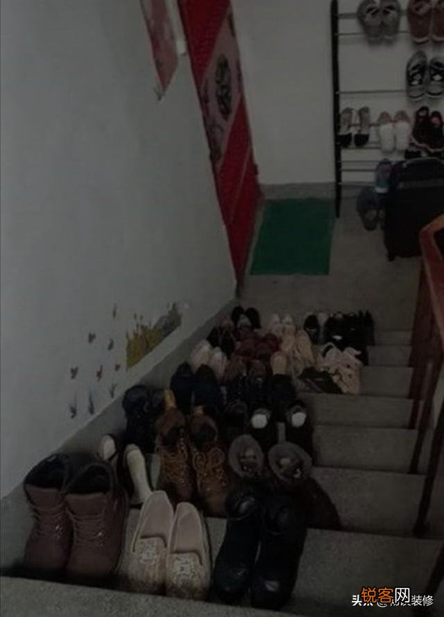 邻居楼道里放鞋柜,鞋,物业管不了,怎么办？
