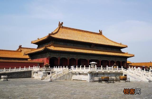 清朝皇帝每天上朝是在乾清宫还是在太和殿？