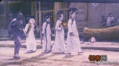 关于1992年故宫墙出现宫女事件,科学家解释的四氧化三铁遇闪电能录像是什么原理？