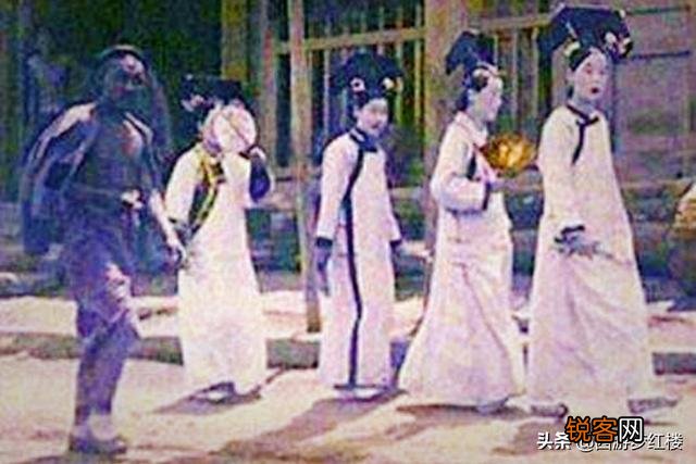 关于1992年故宫墙出现宫女事件,科学家解释的四氧化三铁遇闪电能录像是什么原理？