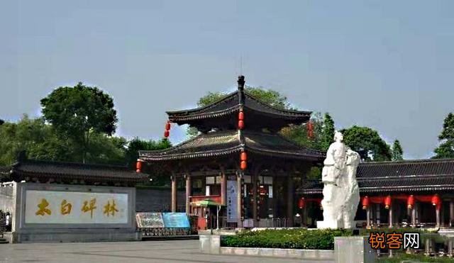 著名诗人李白一共有几个老婆,他和杨玉环有什么关系吗？