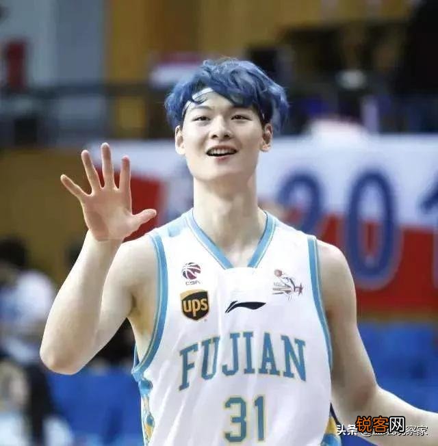王哲林示范球场撩妹,投篮后掉落百元大钞引质疑,对此你怎么看？