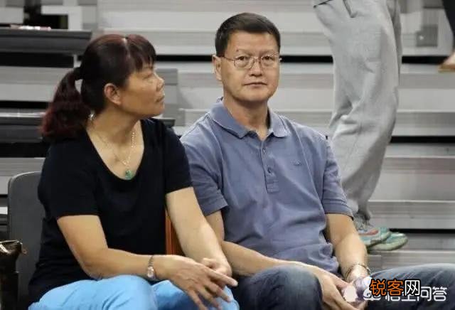 王哲林示范球场撩妹,投篮后掉落百元大钞引质疑,对此你怎么看？