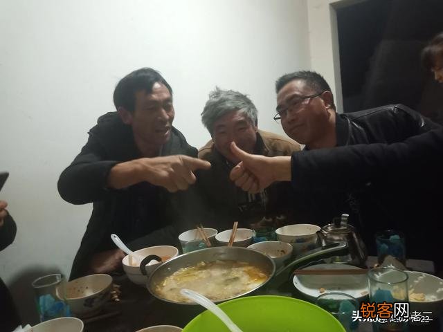 腊月在农村办喜酒,有宾客只顾吃肉而不喝酒,走时却把酒水带走了,难道不怕被人说吗？