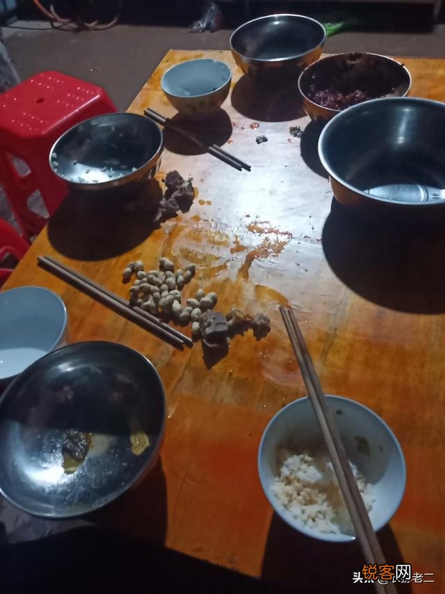 腊月在农村办喜酒,有宾客只顾吃肉而不喝酒,走时却把酒水带走了,难道不怕被人说吗？