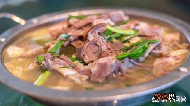 都说农村笨猪肉好吃,但怎么区分笨猪肉和饲养猪呢？