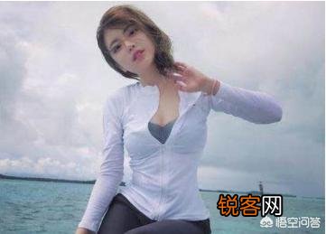洲际赛解说周淑怡紧身旗袍吸睛,玩家直言“看到四个飞机场,导播加鸡腿”,你怎么看？